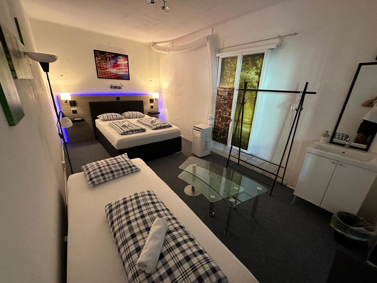 Hostel Lovely Rooms, City Center, Shared Bathroom, Windows To Corridor Villach Exteriér fotografie