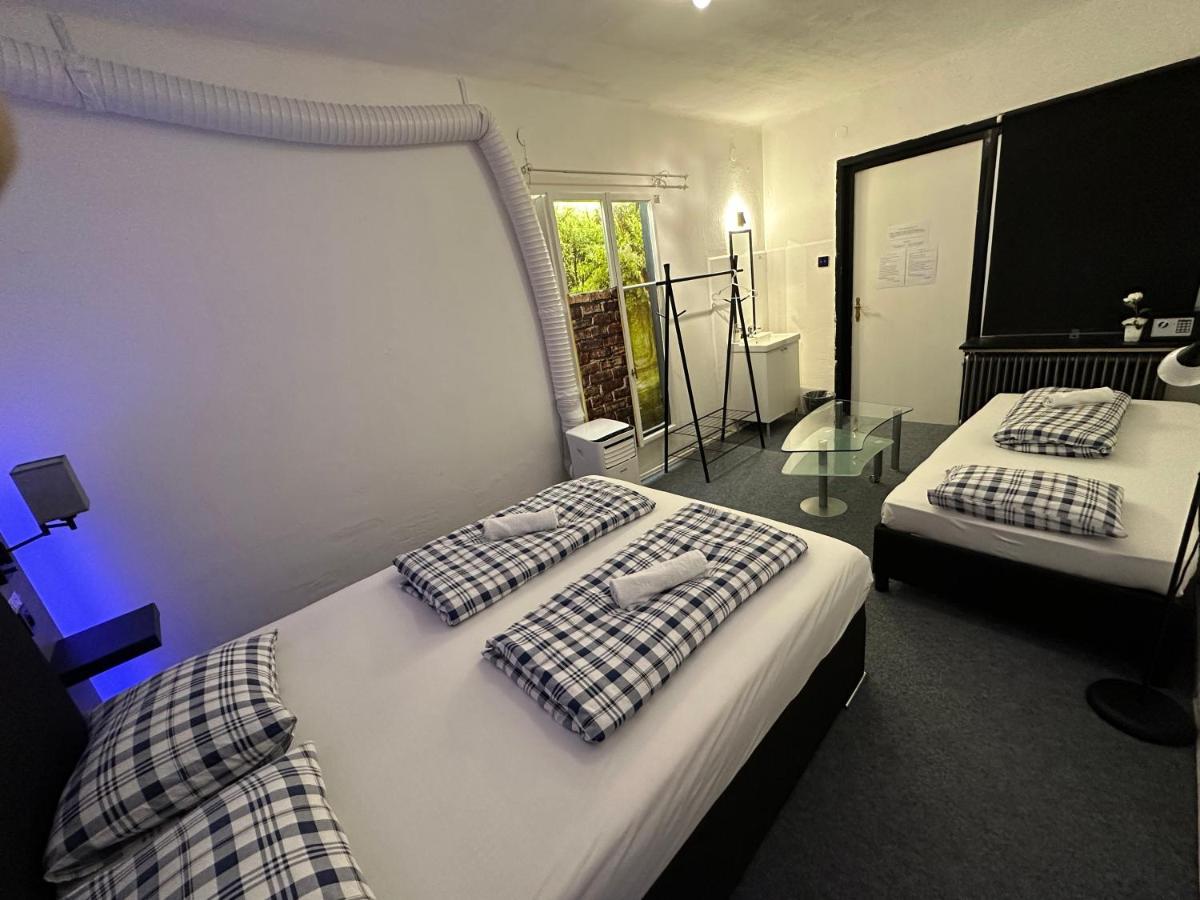 Hostel Lovely Rooms, City Center, Shared Bathroom, Windows To Corridor Villach Exteriér fotografie