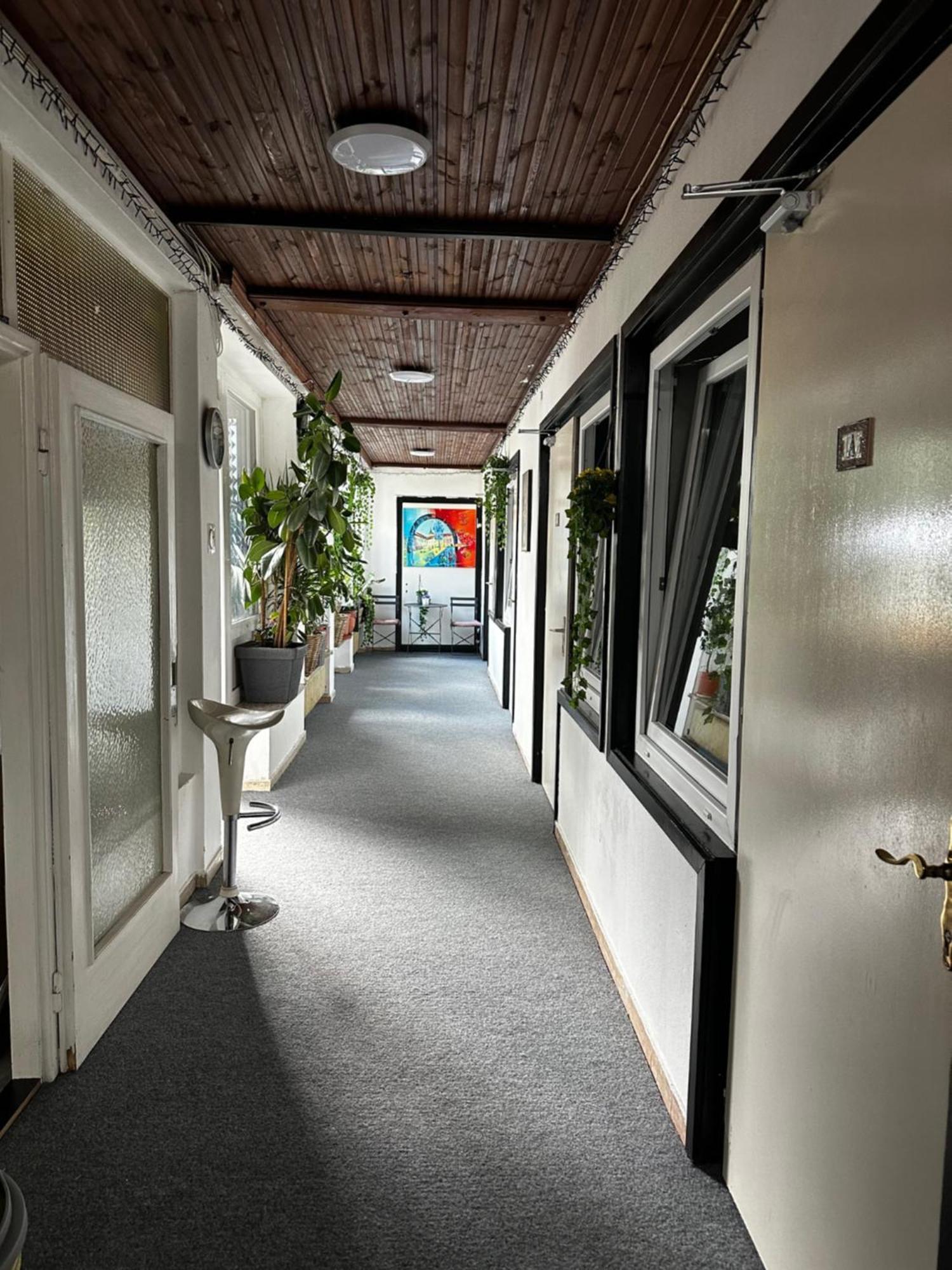 Hostel Lovely Rooms, City Center, Shared Bathroom, Windows To Corridor Villach Exteriér fotografie