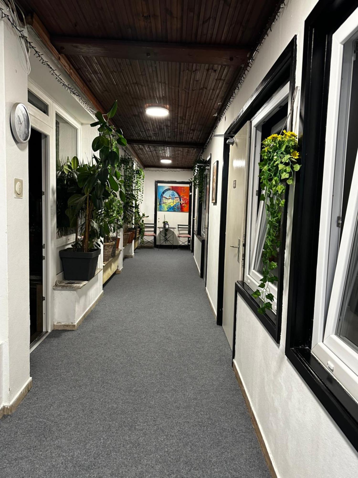 Hostel Lovely Rooms, City Center, Shared Bathroom, Windows To Corridor Villach Exteriér fotografie