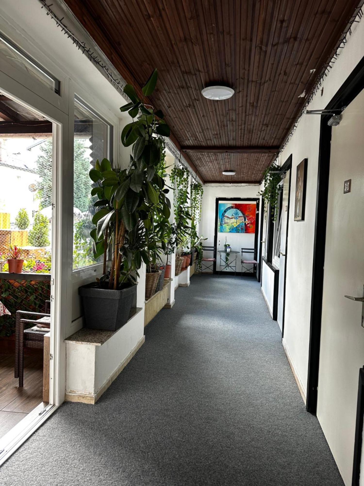 Hostel Lovely Rooms, City Center, Shared Bathroom, Windows To Corridor Villach Exteriér fotografie